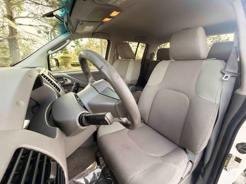 Used 2010 Nissan Frontier SE image 18