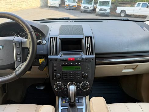 Used 2011 Land Rover LR2 HSE AWD/4WD image 18