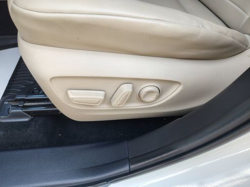 Used 2020 Toyota Highlander XLE AWD/4WD image 18