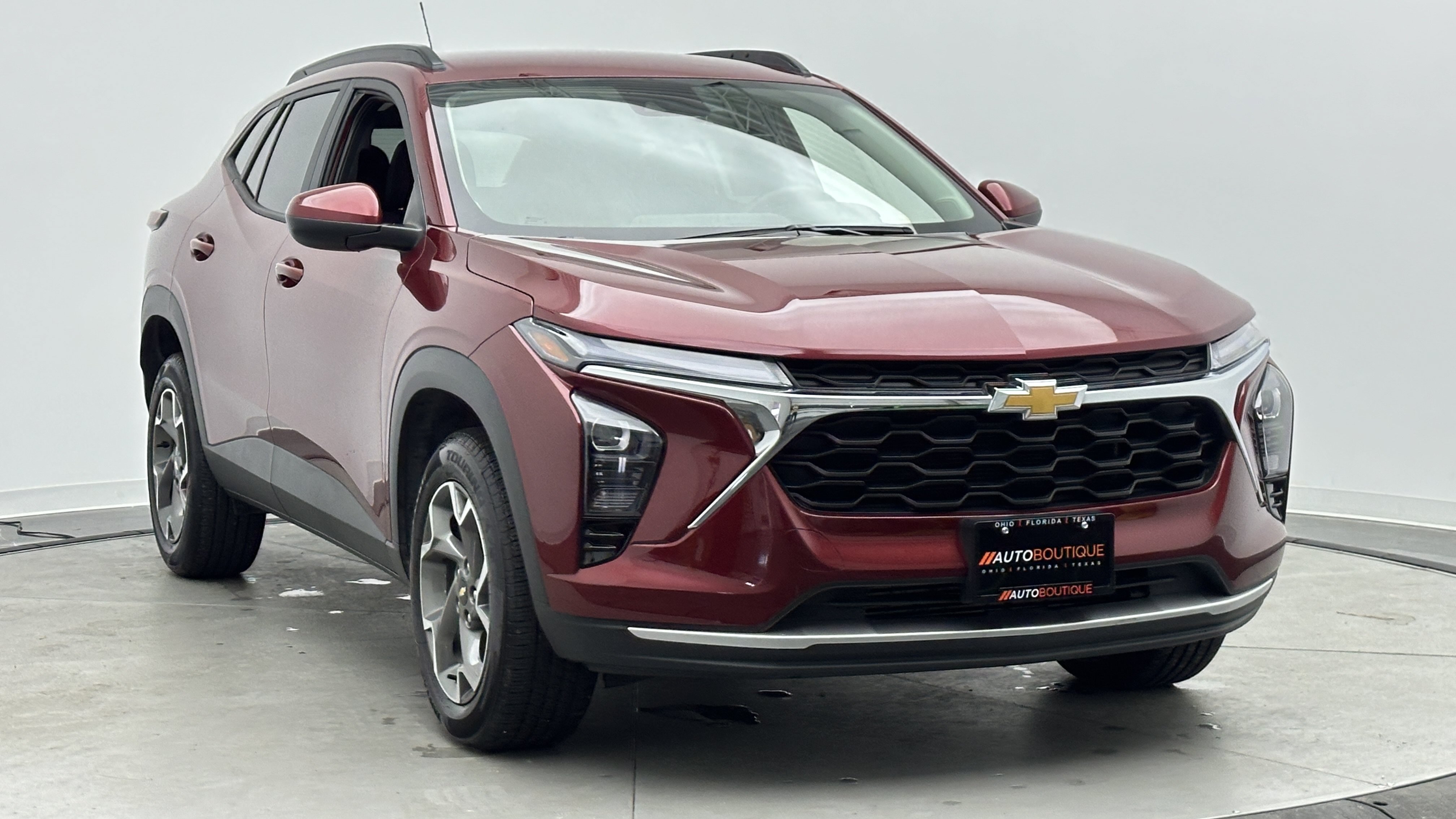Used 2025 Chevrolet Trax LT w/ LT Convenience Package FWD image 3