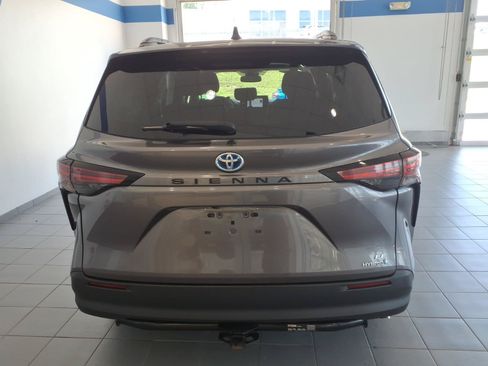 Used 2021 Toyota Sienna LE w/ LE Plus Package FWD image 6