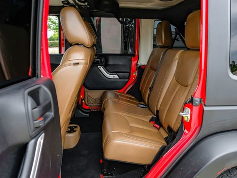 Used 2015 Jeep Wrangler Unlimited Sahara w/ Max Tow Package AWD/4WD image 39