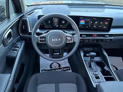 Used 2025 Kia Sorento LX image 3
