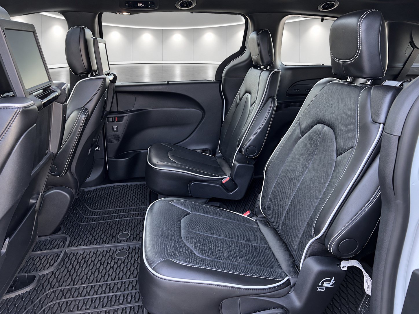 Used 2024 Chrysler Pacifica Limited w/ Uconnect Theater Family Group AWD/4WD image 19
