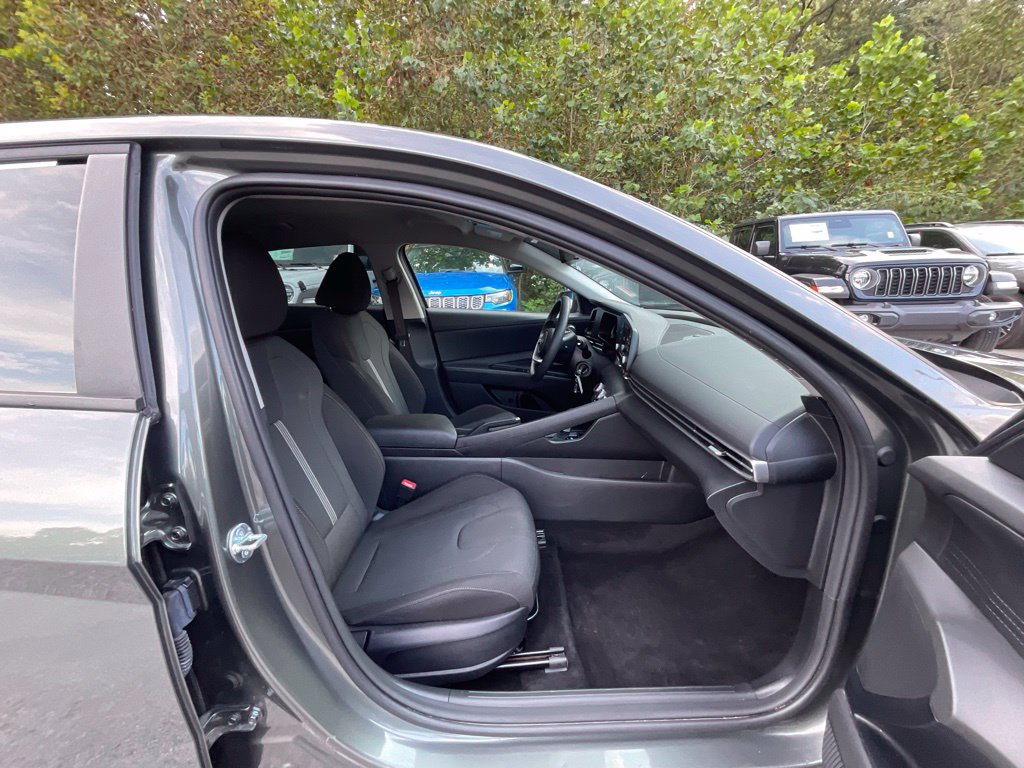 Used 2026 Hyundai Elantra SE w/ Cargo Package FWD image 22
