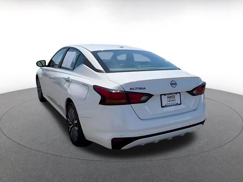 Used 2025 Nissan Altima 2.5 SV FWD image 11