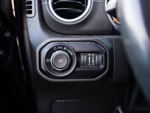 Used 2019 Jeep Wrangler Unlimited Sahara w/ Uconnect 4C Nav & Sound Group image 34