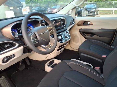 Used 2023 Chrysler Voyager LX FWD image 11