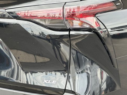 Certified 2025 Toyota Sienna XLE FWD image 28