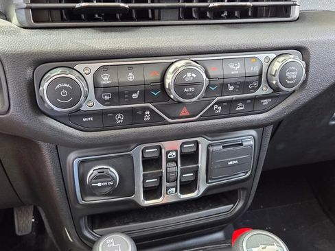 Used 2025 Jeep Wrangler Unlimited Sport AWD/4WD image 24