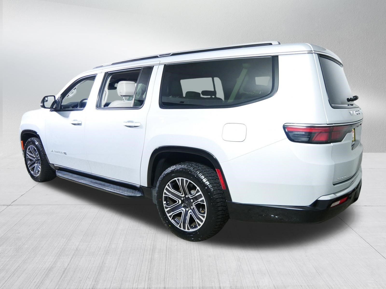 Used 2023 Jeep Wagoneer L Series II AWD/4WD image 5