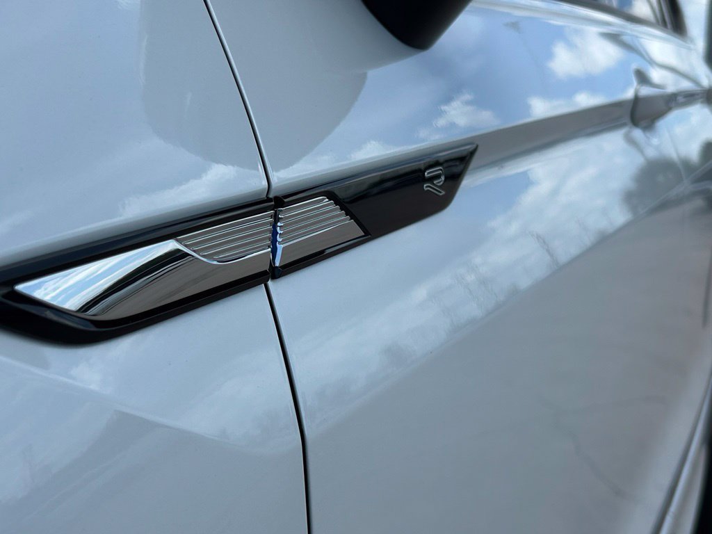 Certified 2023 Volkswagen Tiguan SE R-Line FWD image 32