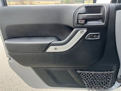 Used 2017 Jeep Wrangler Unlimited Rubicon w/ Connectivity Group image 6