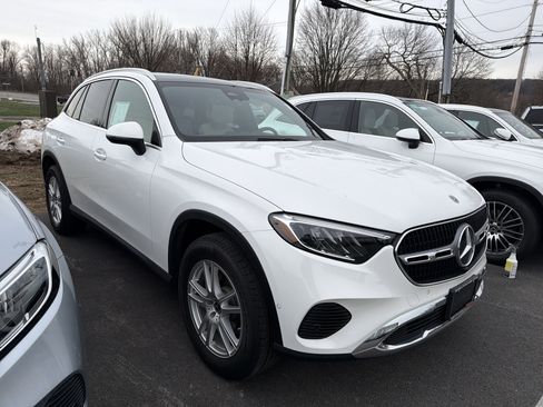 Used 2025 Mercedes-Benz GLC 300 4MATIC image 2