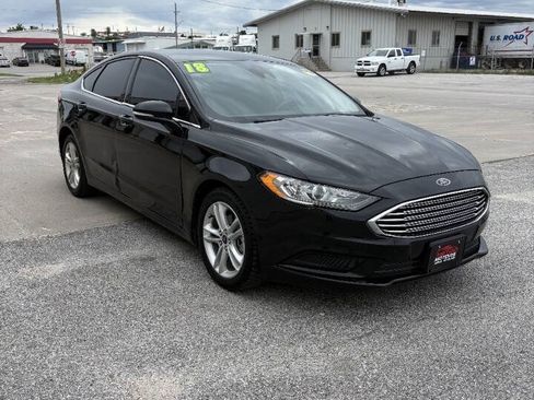Used 2018 Ford Fusion SE FWD image 2
