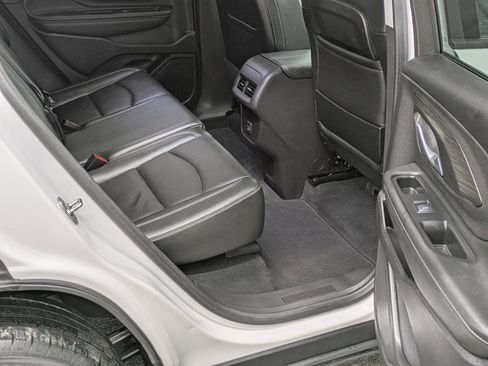 Used 2024 GMC Terrain SLT image 29