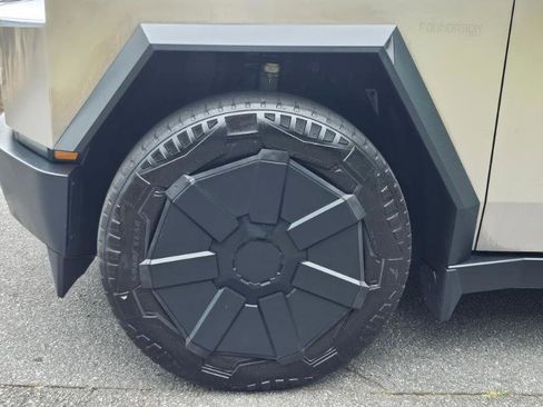 Used 2024 Tesla Cybertruck AWD Crew Cab image 18