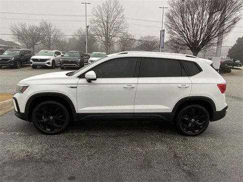 Certified 2023 Volkswagen Taos SE w/ Black Wheel Package image 4