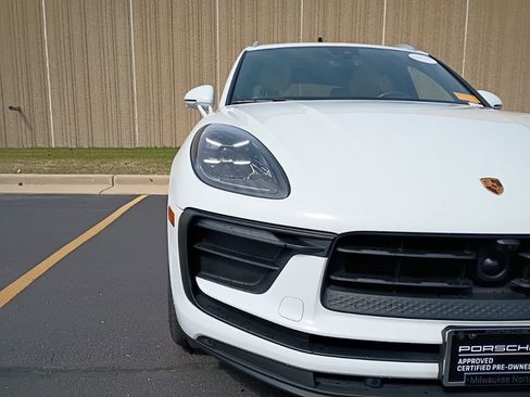 Certified 2023 Porsche Macan image 6