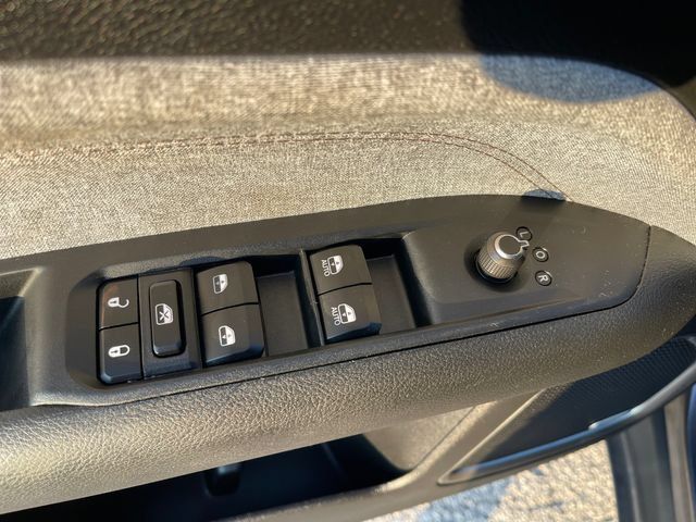 Used 2023 Jeep Compass Latitude w/ Sun and Sound Group AWD/4WD image 28