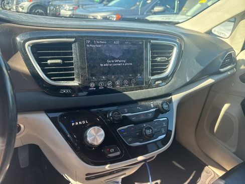 Used 2018 Chrysler Pacifica Touring-L Plus w/ Tire & Wheel Group FWD image 11