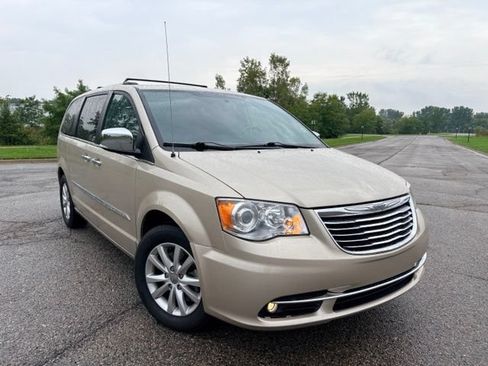 Used 2016 Chrysler Town & Country Limited Platinum w/ Trailer Tow Group FWD image 7
