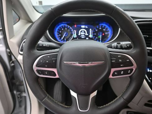 Used 2024 Chrysler Pacifica Touring-L FWD image 6