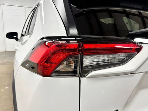 Used 2021 Toyota RAV4 XLE w/ Convenience Package FWD image 8
