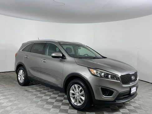 Used 2017 Kia Sorento AWD image 3