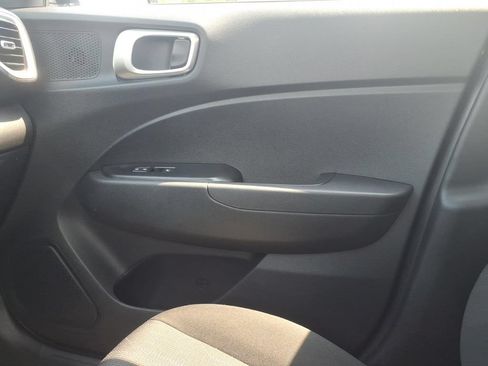 Used 2025 Hyundai Venue SE FWD image 27