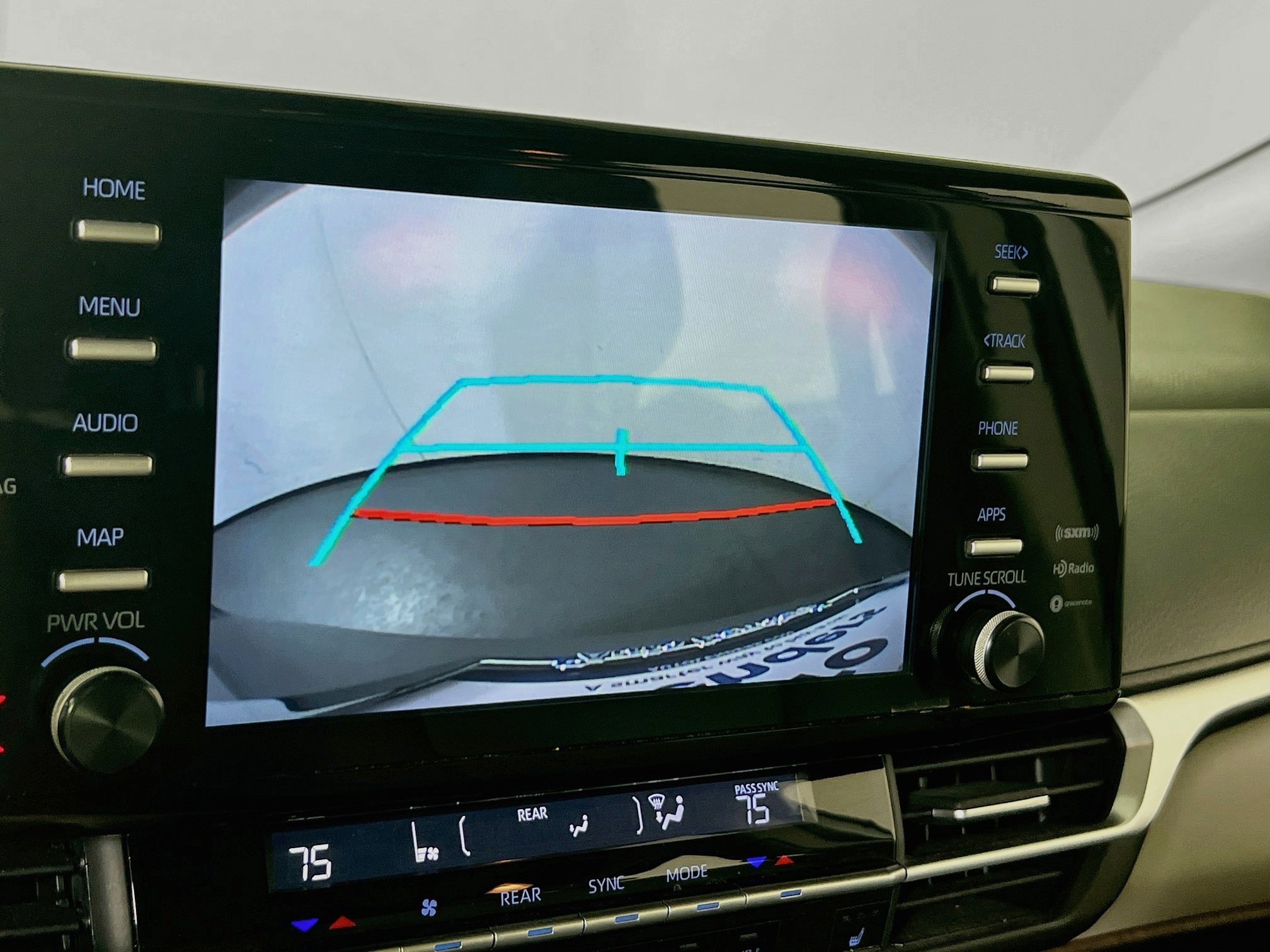 Used 2024 Toyota Sienna XLE FWD image 13