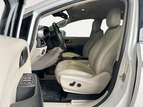 Used 2021 Chrysler Pacifica Touring-L image 15