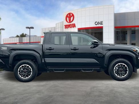 Certified 2025 Toyota Tacoma TRD Off-Road AWD/4WD image 3