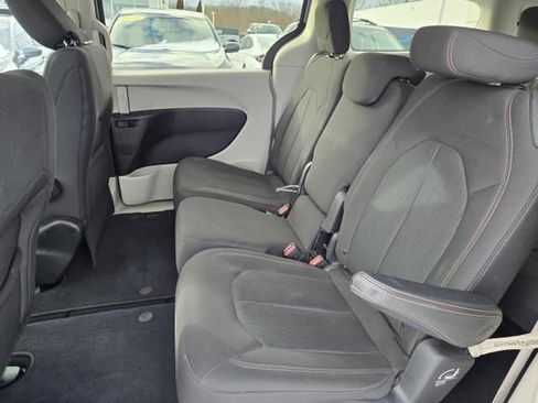 Used 2017 Chrysler Pacifica Touring image 9