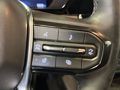 Used 2025 Chevrolet Colorado ZR2 w/ Technology Package AWD/4WD image 31