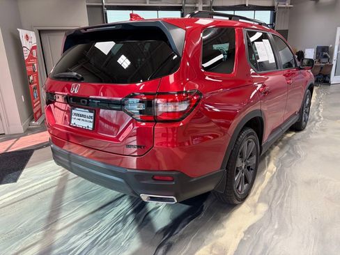 Used 2025 Honda Pilot Sport image 32