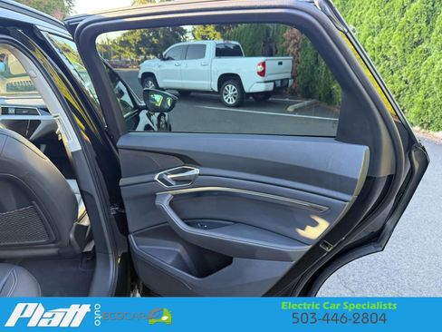 Used 2021 Audi e-tron Premium w/ Convenience Plus Package image 36