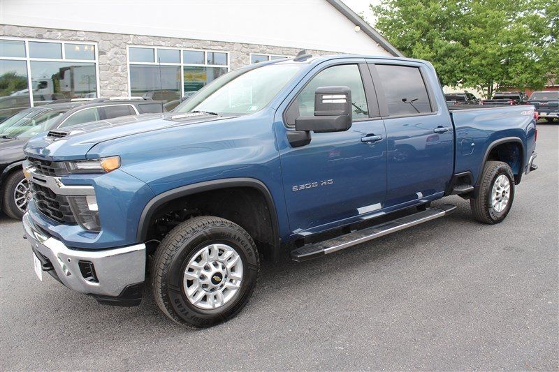 Used 2025 Chevrolet Silverado 2500 LT w/ Convenience Package AWD/4WD image 1