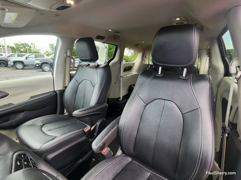 Used 2022 Chrysler Pacifica Touring-L FWD image 5