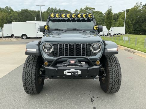 Used 2025 Jeep Gladiator Rubicon AWD/4WD image 3