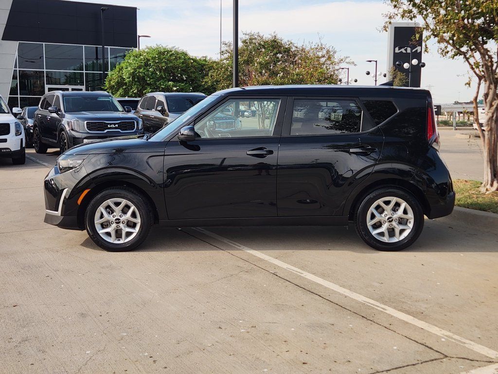 Used 2025 Kia Soul LX w/ LX Technology Package FWD image 11
