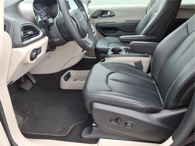 Used 2024 Chrysler Pacifica Touring-L w/ Uconnect Theater Family Group AWD/4WD image 19