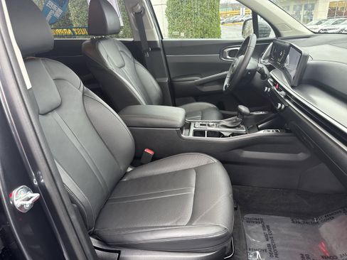 Used 2024 Kia Sorento S image 16