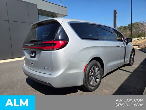 Used 2023 Chrysler Pacifica Touring-L image 16