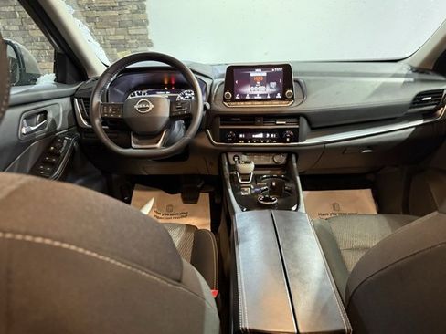 Certified 2025 Nissan Rogue SV image 25