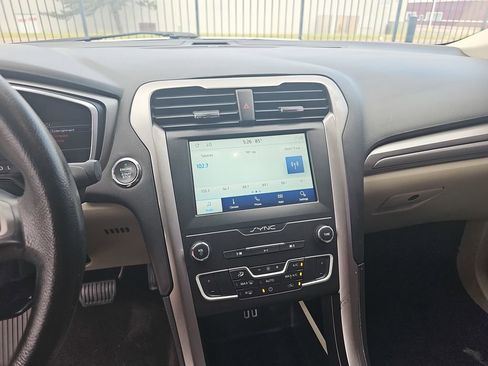 Used 2020 Ford Fusion SE FWD image 19