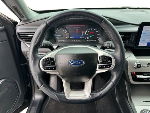 Used 2022 Ford Explorer XLT image 12