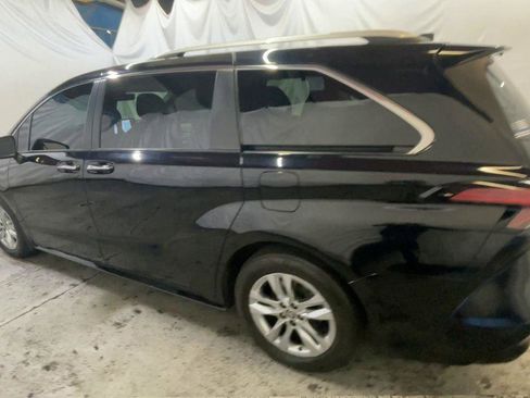 Used 2022 Toyota Sienna Limited image 6