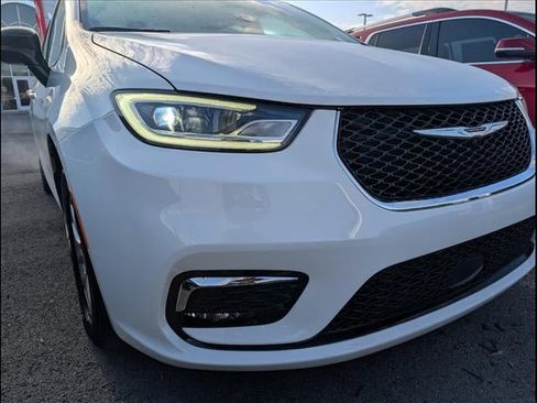 Used 2024 Chrysler Pacifica Touring-L image 22