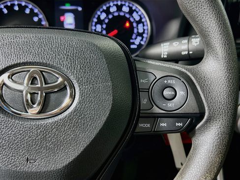 Used 2020 Toyota RAV4 LE FWD image 18